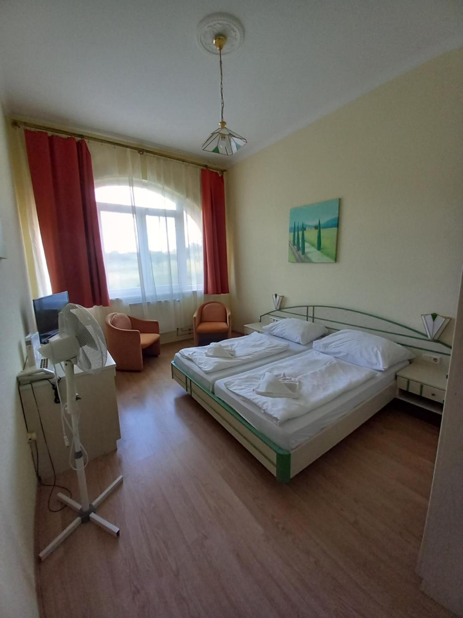 Hotel Familia Zamárdi Quarto foto